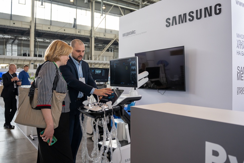 Посетители выставки изучают настройки УЗ сканера Samsung с технологиями искусственного интеллекта
